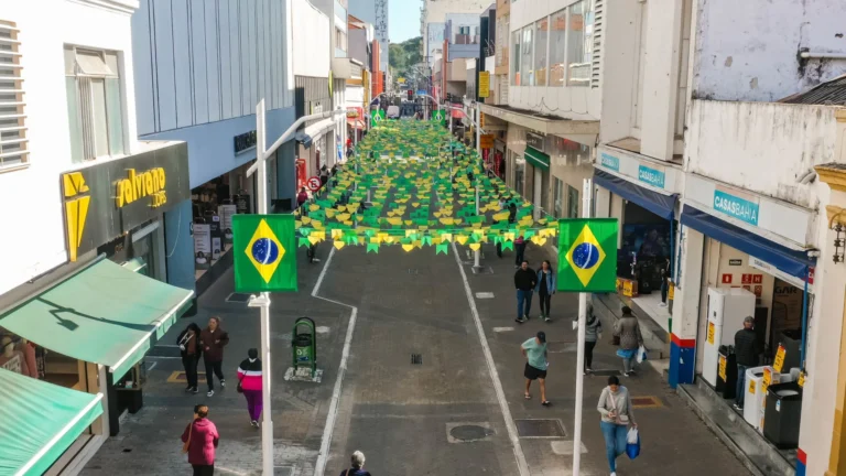 Centro de Jundiaí recebe decoração verde e amarela para esquentar clima da Copa 2026