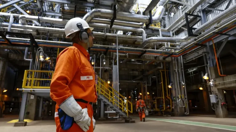 Economia Brasileira Cresce 0,1% em Abril Apesar de Juros Elevados e Choque Externo