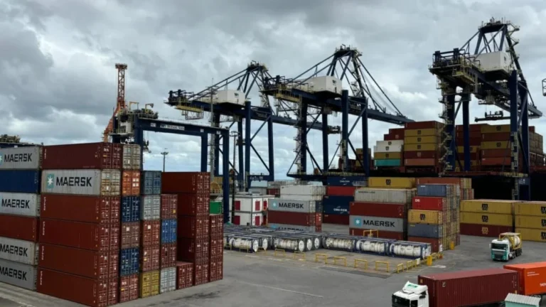 Exportações da Bahia Crescem 7% no Primeiro Semestre e Somam US$ 5,95 Bilhões Exportações da Bahia Crescem 7% no Primeiro Semestre e Somam US$ 5,95 Bilhões