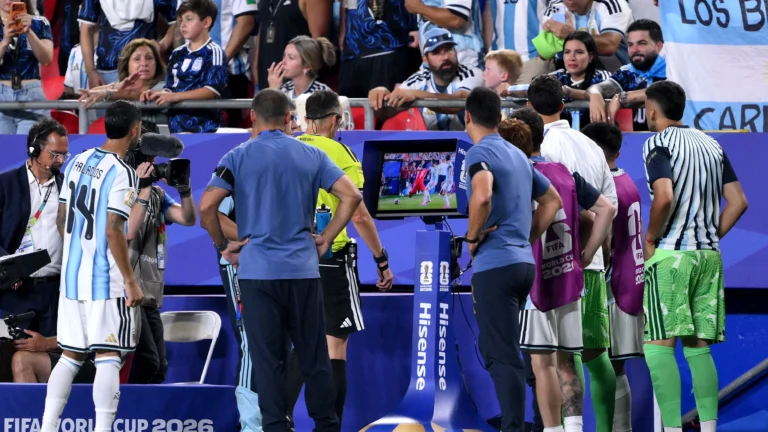 FIFA adota medida inédita para aprimorar arbitragem na Copa do Mundo
