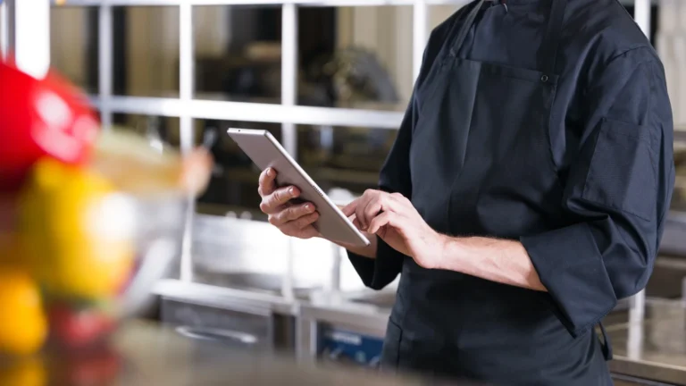 Tecnologia impulsiona crescimento de bares e restaurantes: 6 tendências que transformam o setor
