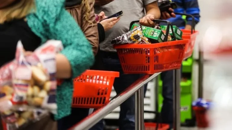 Consumo das Famílias Cresce 3,93% em Maio e Sustenta Economia Consumo das Famílias Cresce 3,93% em Maio e Sustenta Economia