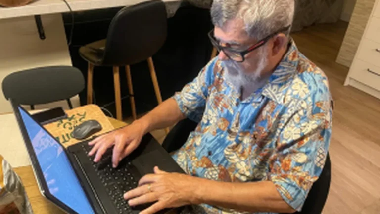 Tecnologia e Jornalismo na Web: O Desafio de Cobrir o Mundo Mesmo em Férias Tecnologia e Jornalismo na Web: O Desafio de Cobrir o Mundo Mesmo em Férias