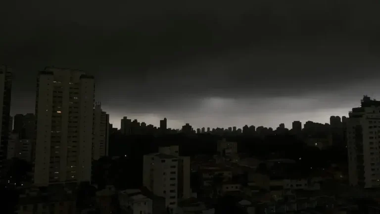 Alerta vermelho para 549 cidades do Sul: tempestades intensas e riscos no cotidiano