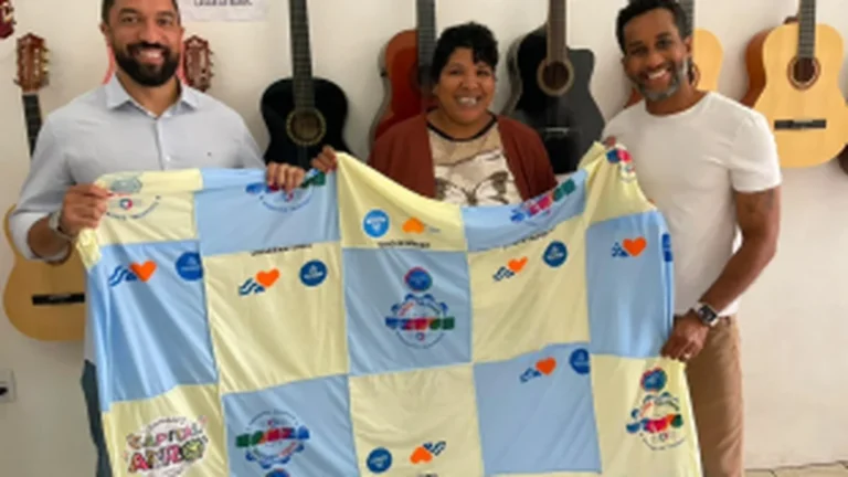 Economia Circular Transforma Camisas do Carnaval em Renda e Conforto para 100 Famílias
